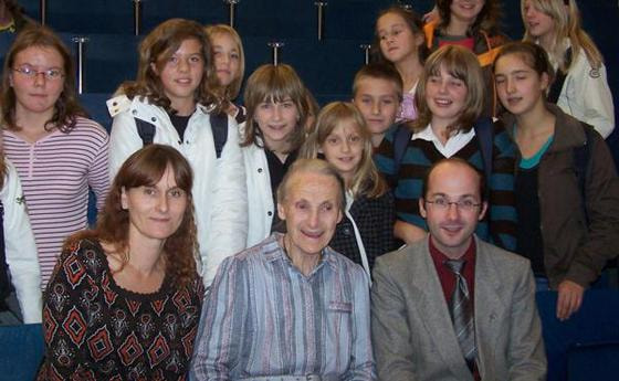 Jungschar Ostermiething mit Franziska Jägerstätter (2008 bei Buchpräsentation in Linz)