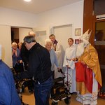 Besuch des Nikolaus beim Gottesdienst im Seniorenheim Laakirchen