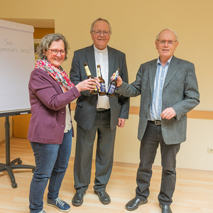 Pastoralassistentin Susanne Lammer, Abt em. Martin Felhofer sowie Hannes Hieslmayr (Obmann Kath. Bildungswerk)