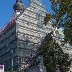 Die Kirchdorfer Pfarrkirche ist eingerüstet und wird saniert.