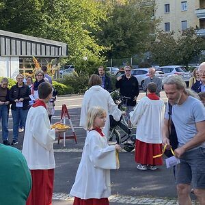 Die Segensbänder werden ausgeteilt.