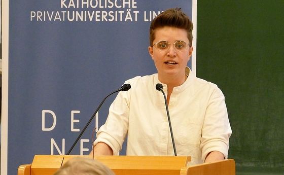 Anna-Nicole Heinrich, Präses der 13. Synode der Evangelischen Kirche in Deutschland (EKD). / © KU Linz / Eder Anna-Nicole Heinrich, Präses der 13. Synode der Evangelischen Kirche in Deutschland (EKD).