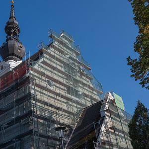 Die Kirchdorfer Pfarrkirche ist eingerüstet und wird saniert. 