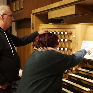 Domorganist Wolfgang Kreuzhuber mit Teilnehmerin Carolin Landschützer an der Rudigierorgel