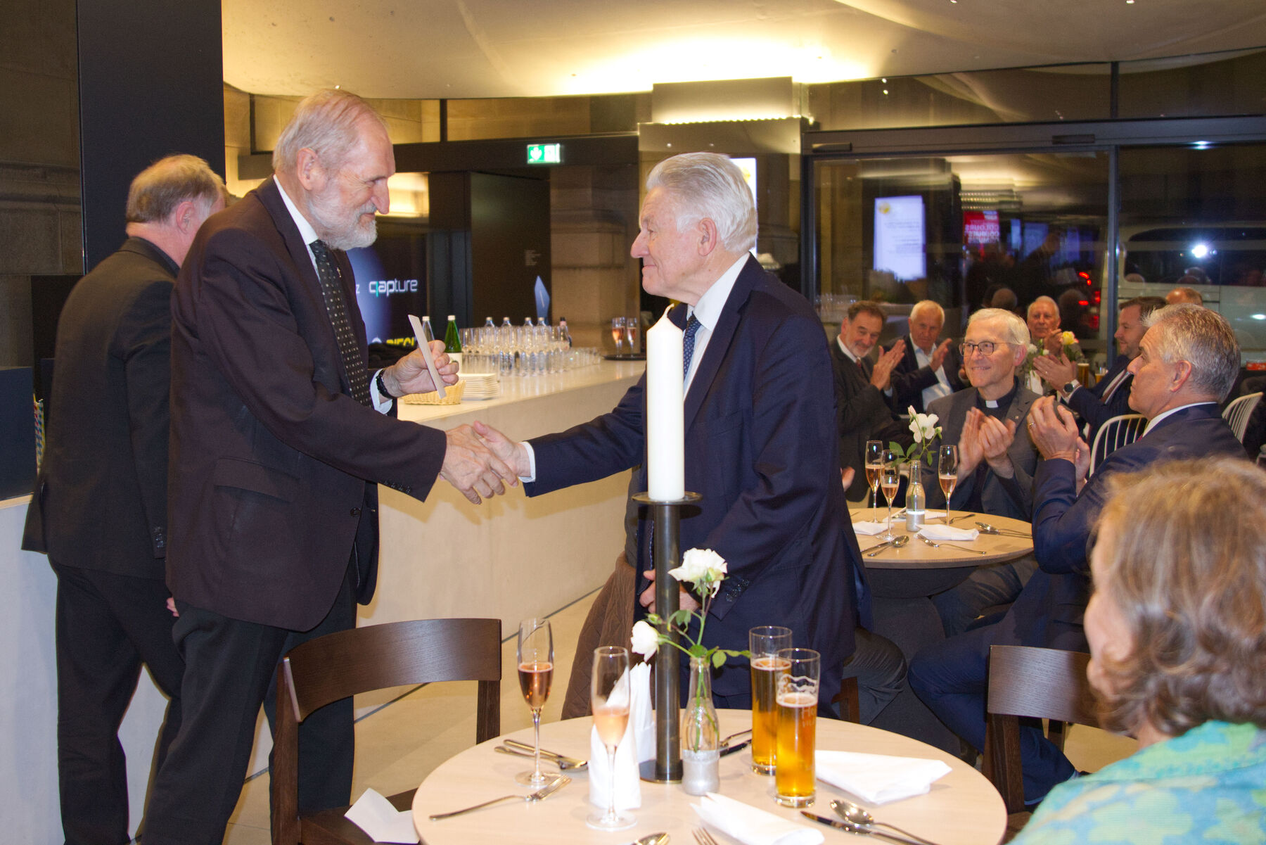 Dompropst Wilhelm Vieböck gratuliert im Namen des Domkapitels Landeshauptmann a. D. Josef Pühringer zum 75. Geburtstag.