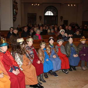 St. Quirinus und die Sternsinger während der Messe