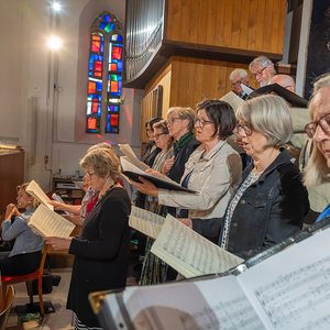 Der Kirchenchorumrahmt den Pfingstgottesdienst musikalisch mit der Piccloomini-Messe von W.A. Mozart