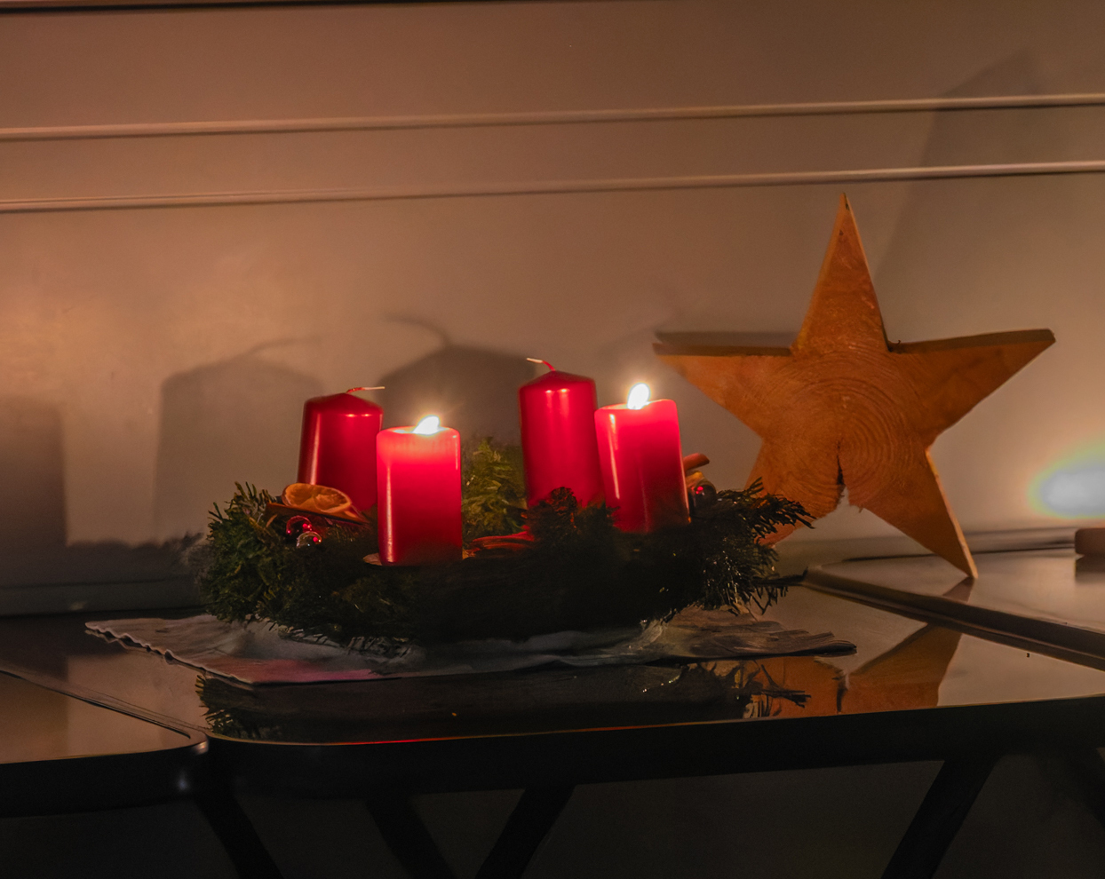 Lebendiger Adventkalender der Pfarre Kirchdorf an der Krems. Adventliche Besinnung - beten, singen und feiern. Anschließend gemeinsam bei Tee wärmen und reden.Bild: Lebendiger Adventkalender bei Familie Haijes