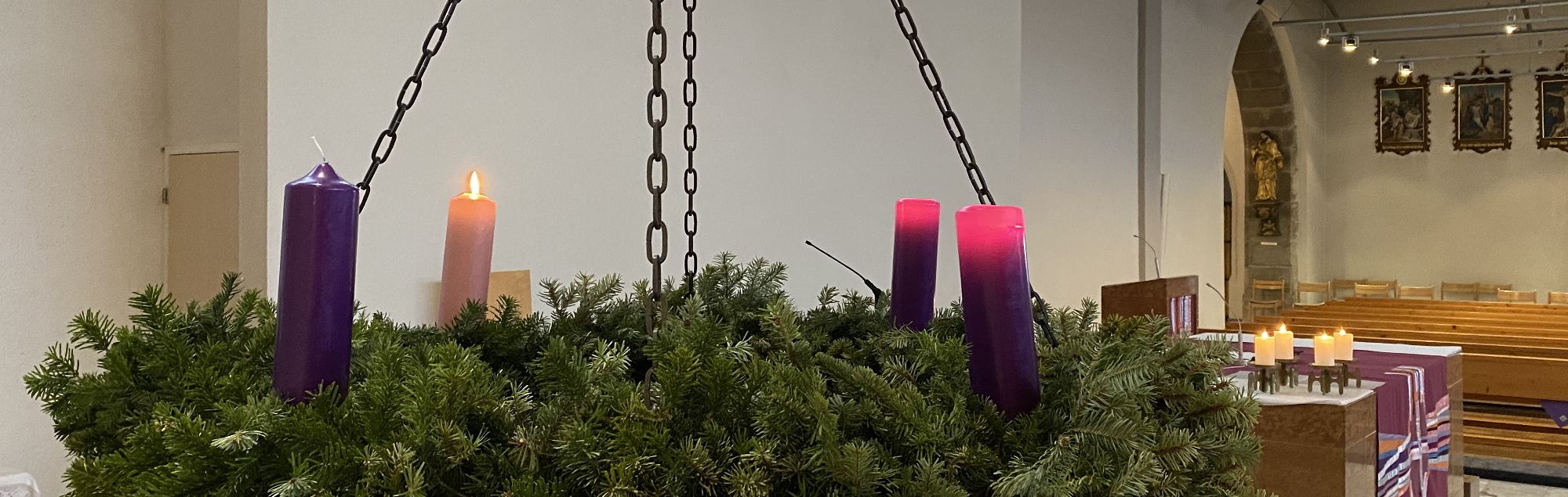 Adventkranz, drei Kerzen brennen