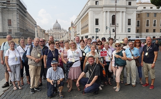 Pilgergruppe vor dem Petersdom