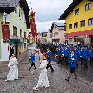 Die Musikkapelle führt die Prozession zurück zur Kirche an
