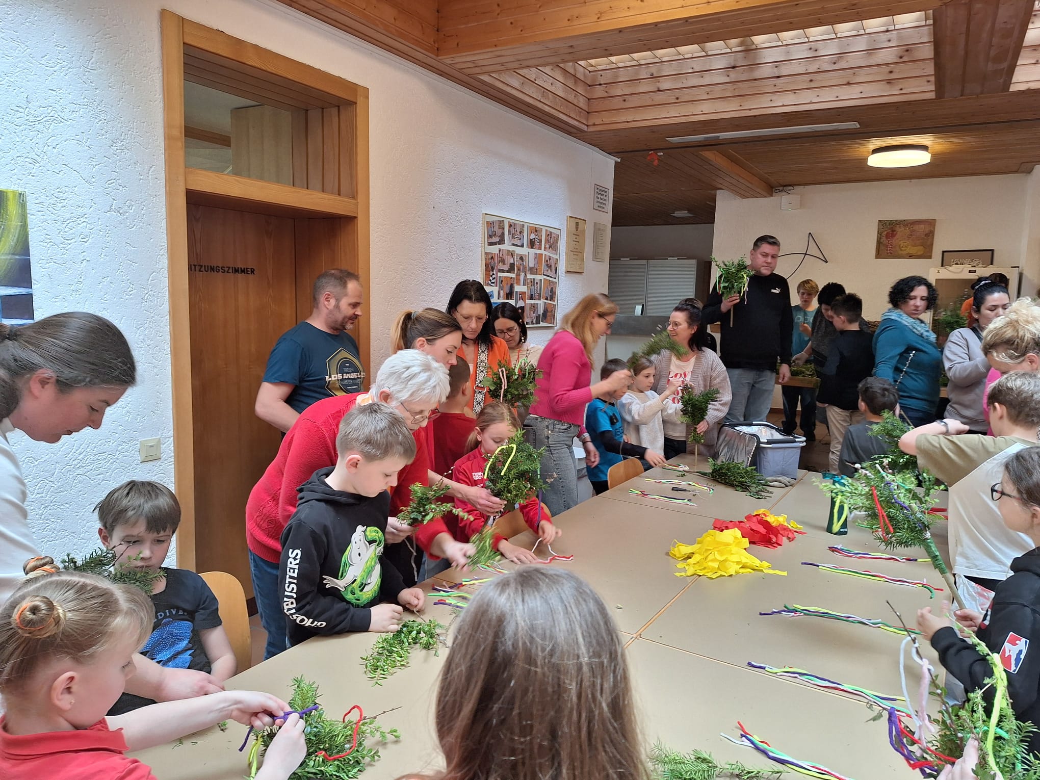 Palmbuschen binden / © Pfarrgemeinde Schönering