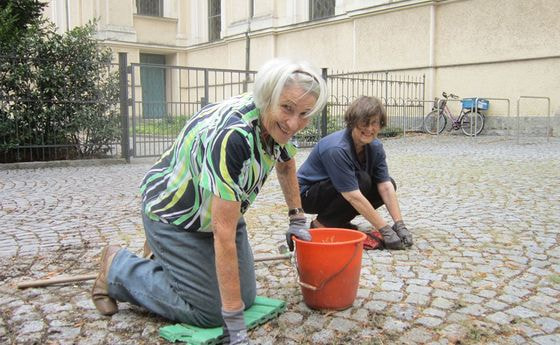Reinigung der Pflastersteine am Pfarrvorplatz / © Christian Koller Lisbeth Dannerer und Maria Höpoldseder