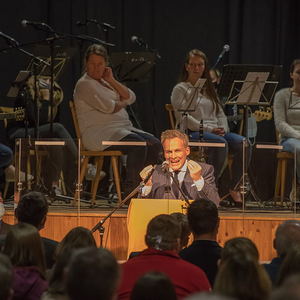 Gedenkfeier an die Opfer des ehemaligen KZ Außenlagers Ternbergzum Thema „Menschlichkeit ohne Grenzen“Bild: Tarek Leitner - Gedenkredner (Journalist und Moderator)Foto: Haijes 