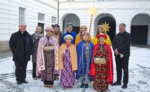 Sternsinger bei Bischof Manfred Scheuer und Generalvikar Severin Lederhilger / © Diözese Linz / Michael Kraml Sternsinger:innen der Pfarrgemeinde Linz Mariendom besuchten den Bischofshof und überbrachten ihre Segenswünsche an Bischof Manfred Scheuer und Generalvikar Severin Lederhilger.