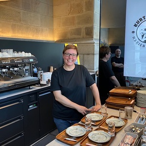 Die gelernte Bankfachfrau und begeisterte Gastronomin Renate Mahringer ist seit der Eröffnung Ende April 2024 für das Mariendom-Café zuständig. 