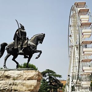 Hauptstadt TIRANA: Denkmal des Nationshelden Skanderbeg