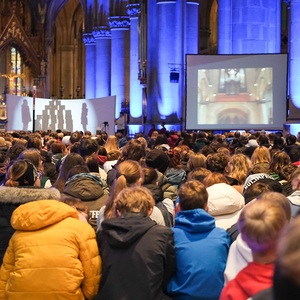 Jugendliche feiern im Linzer Dom