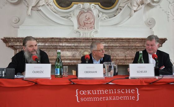 V. l.: Bischof Andrej Ćilerdžić, Moderator Helmut Obermayr und Bischof Manfred Scheuer / © Kathpress / Georg Pulling V. l.: Bischof Andrej Ćilerdžić, Moderator Helmut Obermayr und Bischof Manfred Scheuer