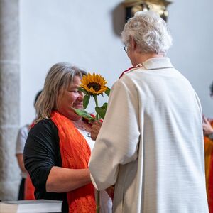 Die  scheidenede Pfarrassistentin Veronika Kitzmüller wird verabschiedet