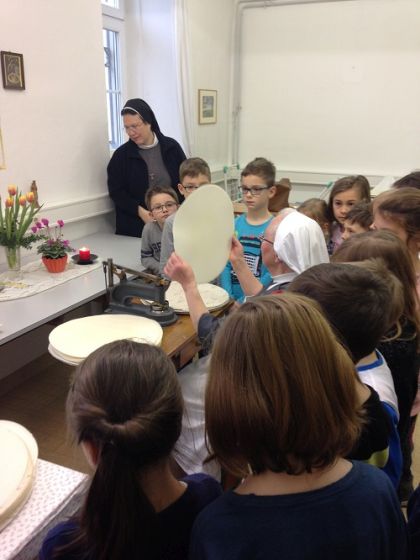 Erstkommunionkinder Hostienbäckerei