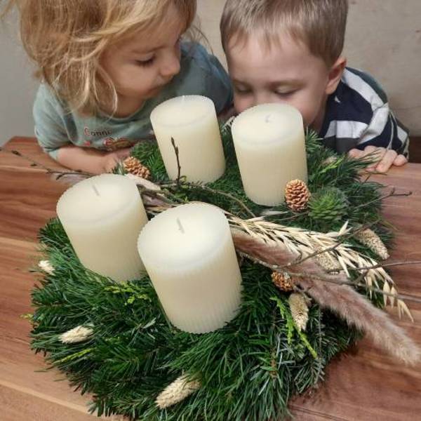 Ida und Felix beim Adventkranz