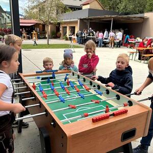 Immer noch wird Tischfußball gespielt.