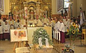 Abschied von Stadtpfarrer Christian ?hlerAm Montag, 9. September wurde der Bad Ischler Stadtpfarrer Mag. Christian ?hler zu Grabe getragen.In der ?ber den letzten Platz hinaus gef?llten Pfarrkirche St Nikolaus zelebrierte Di?zessanbischof Man