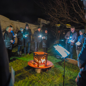 Lebendiger Adventkalender der Pfarre Kirchdorf an der Krems. Adventliche Besinnung - beten, singen und feiern. Anschließend gemeinsam bei Tee wärmen und reden.Bild: Lebendiger Adventkalender bei Familie Steinmann mit Familie Pimminger