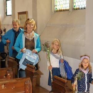 Währendessen ziehen auch die Familien mit kleinen Kindern in die Kirche ein. 