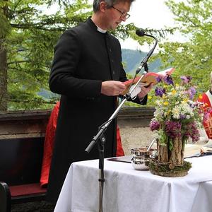 Pfr. Dr. Martin Brons, Nürnberg, liest die 1. Lesung.