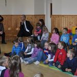 Bischof besuchte Volksschulen und Kindergarten