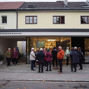 Gruppenfoto vor dem Geschäft Gablonzer