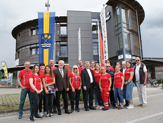 Das MIVA-Team mit Bischof Manfred Scheuer vor dem MIVA-Gebäude in Stadl Paura.