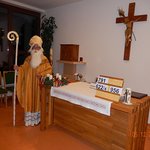 Besuch des Nikolaus beim Gottesdienst im Seniorenheim Laakirchen