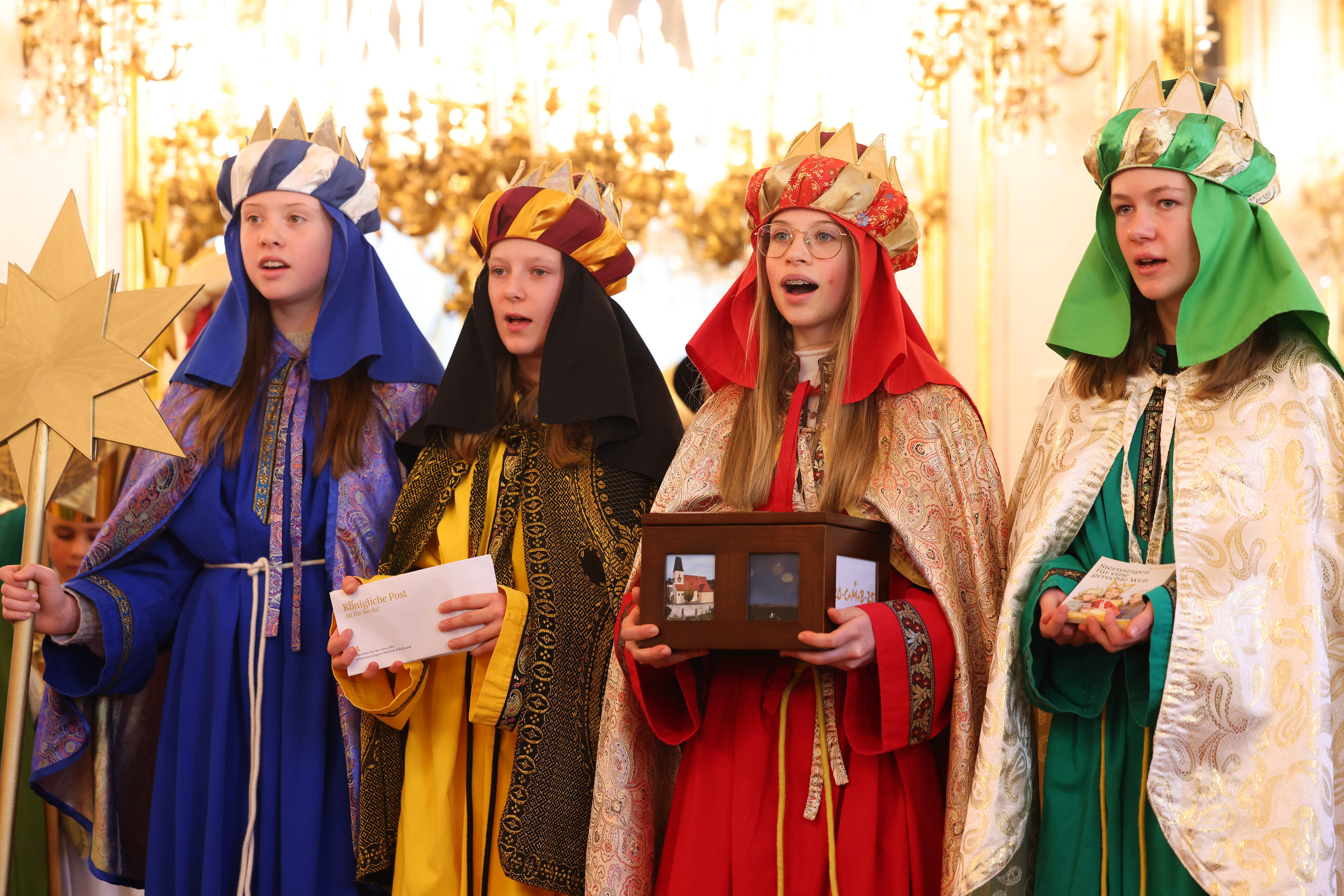 Ludwig Schedl Die Sternsingerinnen aus Walding singen „Ein Stern geht auf“ und bringen den Segen in die Hofburg