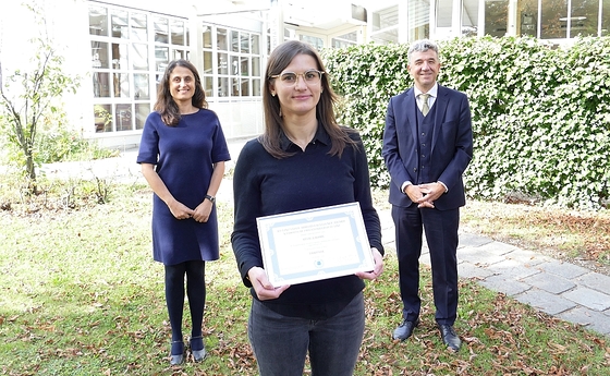 Ruzica Romic (Bildmitte) mit Univ.-Prof. Dr. Michael Fuchs, Vizerektor für Forschung und Lehre und Referentin Mag.a Angelina Kratschanova BA, MBA von KU International. / © KU Linz / Eder Ruzica Romic (Bildmitte) mit Univ.-Prof. Dr. Michael Fuchs, Vizerektor für Forschung und Lehre und Referentin Mag.a Angelina Kratschanova BA, MBA von KU International.
