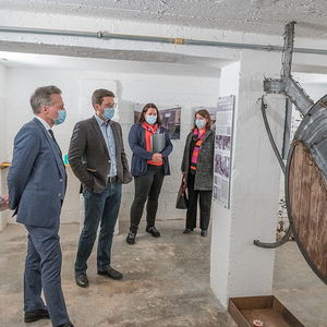 Gedenkfeier an die Opfer des ehemaligen KZ Außenlagers Ternbergzum Thema „Menschlichkeit ohne Grenzen“Bild: im Gedenkraum vlnr. Tarek Leitner - Gedenkredner (Journalist und Moderator), Erich Buchberger, Anita Buchberger - Veranstalterin (Beauftrag