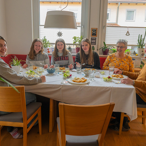 Herzliche Aufnahme zu einem mehrgängigen Mittagessen an einem festlich gedeckten Tisch