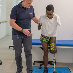 bewegliche Kniegelenk von Orthopädietechniker Daniel Weixelbaumer, Filialleiter von L. BAAR Orthopädietechnik GmbH in SteyrBild: Biko Kimila mit Daniel Weixelbaumer - Orthopädietechniker