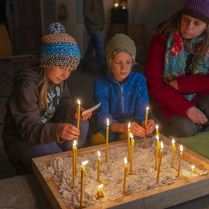 Frieden - Schalom war das Thema der Nacht der 1000 Lichter in der Pfarre Kirchdorf an der Krems. Bild: In der Friedhofskapelle werden Kerzen entz?ndet