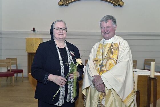 Generaloberin Sr. Angelika Garstenauer (40-jähriges Professjubiläum) mit Bischof Manfred Scheuer