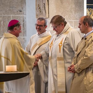 Bischof Manfred Scheuer gratulierte Pfarrer und Pfarrvorständen herzlich. 