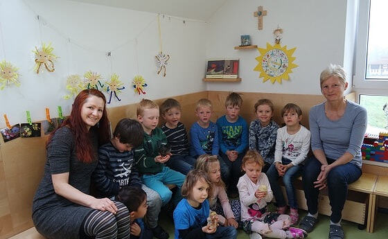 Kindergartenkinder bei Kükengeburt