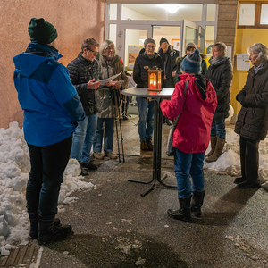 Die Katholische Frauenbewegung lud zur Adventfeier vor das Pfarrheim ein