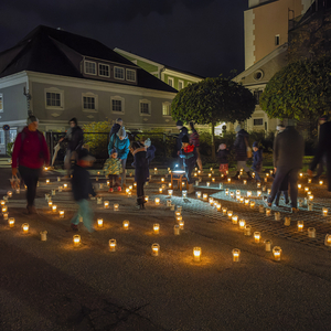 Frieden - Schalom war das Thema der Nacht der 1000 Lichter in der Pfarre Kirchdorf an der Krems. Bild: Lichterlabyrinth im Garten des Pfarrhofs
