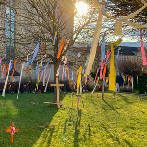 Bunte Bänder wehen im Pfarrhofsgarten