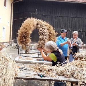 Binden der Erntekrone in Thalham