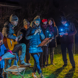 Lebendiger Adventkalender der Pfarre Kirchdorf an der Krems. Adventliche Besinnung - beten, singen und feiern. Anschließend gemeinsam bei Tee wärmen und reden.Bild: Lebendiger Adventkalender bei Familie Steinmann mit Familie Pimminger