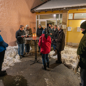 Die Katholische Frauenbewegung lud zur Adventfeier vor das Pfarrheim ein